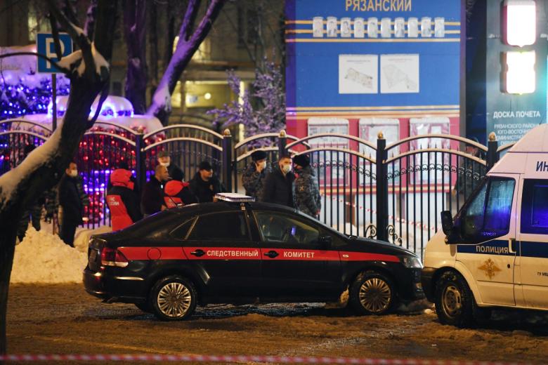 Автомобили Следственного комитета РФ и Инженерно-сапёрного центра ГУ МВД РФ у многофункционального центра «Рязанский» в Москве, где произошла стрельба