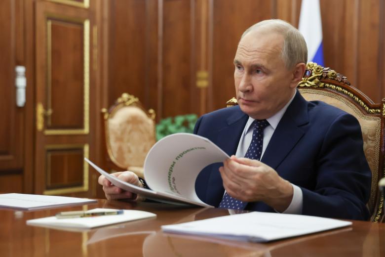 Владимир Путин во время встречи с генеральным директором финансового института развития в жилищной сфере «ДОМ.РФ» Виталием Мутко