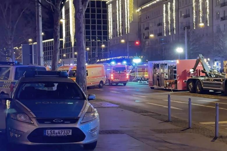 Машины скорой помощи, пожарной охраны и полиции на Рождественской ярмарке в Магдебурге, где водитель въехал в группу людей