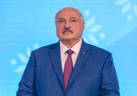 Лукашенко поручил чиновникам удерживать людей в регионах