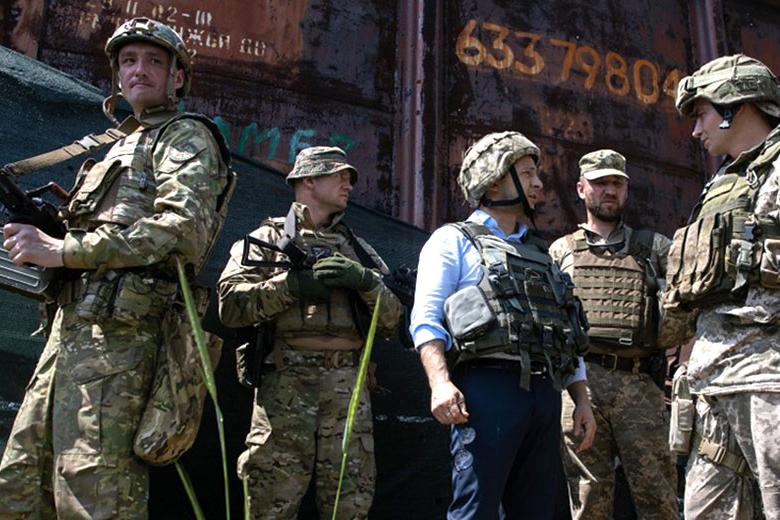 Президент Украины Владимир Зеленский во время поездки на Донбасс