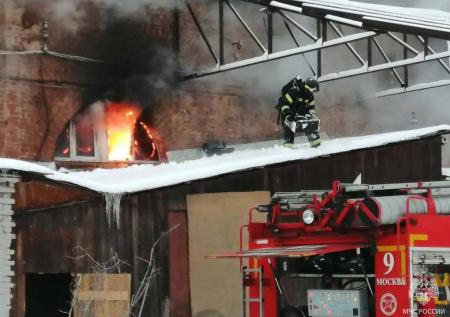 СК завел дело по факту пожара на цветочном складе в центре Москвы