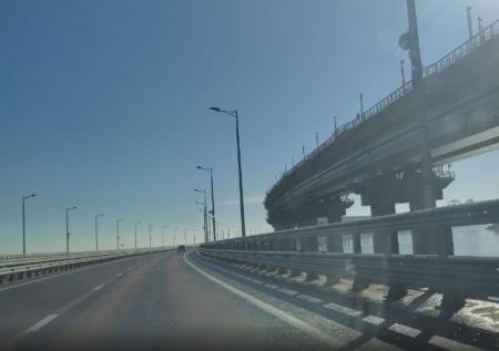 На Крымском мосту приостановили движение автотранспорта
