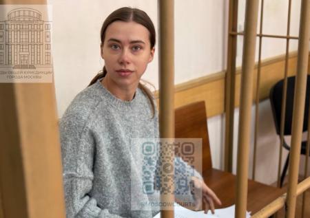 «Может повторить судьбу Блиновской»: фото блогера Митрошиной из зала суда