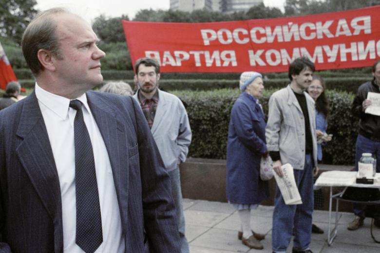 Председатель ЦИК КП РФ Геннадий Зюганов у Дома Советов РФ, 30 сентября 1993 г.