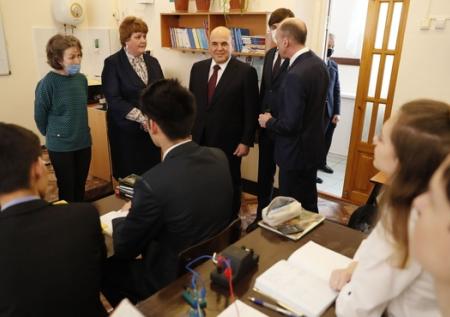Мишустину на Горном Алтае подарили книгу алтайского романиста