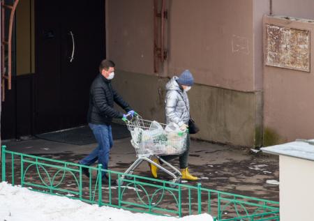 Губернатор Колымы предложил лишать зарплаты не соблюдающих самоизоляцию