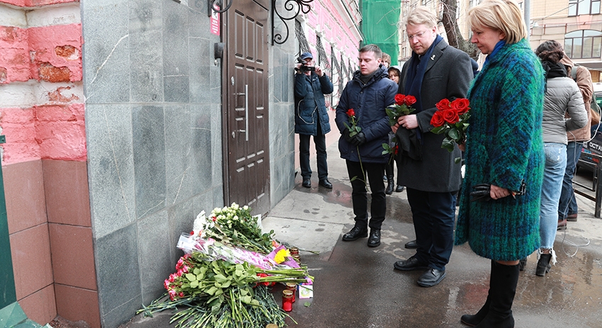Москвичи возлагают цветы у Представительства Кемеровской области в Москве 