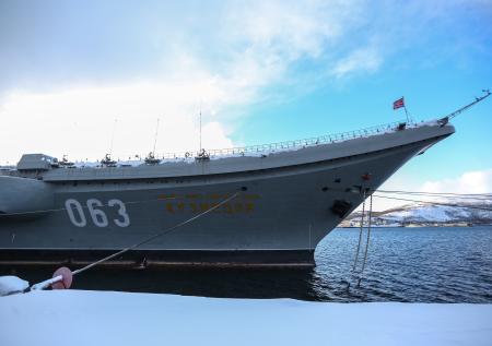 Спасатели эвакуировали шесть человек с горящего крейсера «Адмирал Кузнецов»
