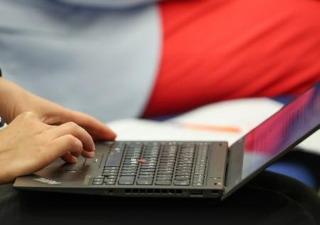 IT-эксперт объяснил, как спасти залитый водой или кофе ноутбук