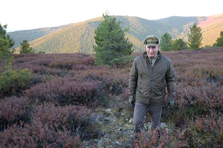 Владимир Путин удивился оленьему стаду, отметив, что крупные животные пронеслись мимо них на огромной скорости, чуть не сбив с ног. Президент в шутку сказал, что грациозным маралам самое место в российской сборной по лёгкой атлетике