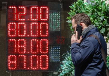 Эксперт: доллар может превысить 80 руб. при массовой закупке властями юаней
