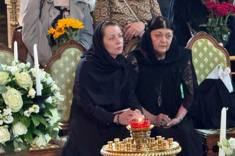 Вдова Зураба Церетели Татьяна Кочемасова (слева) и дочь Елена Церетели на церемонии прощания