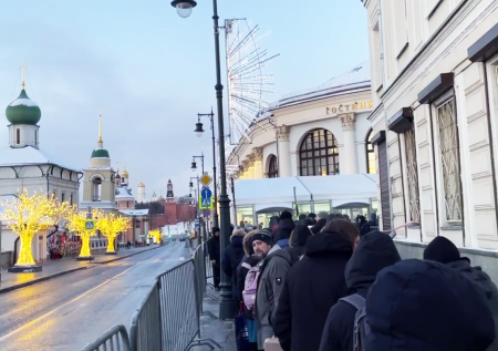 Десятки журналистов столпились у Гостиного Двора перед выступлением Путина