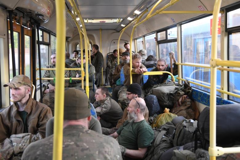 Сдавшиеся в плен украинские военнослужащие и боевики