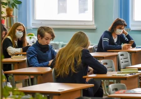 Роспотребнадзор запретил учащимся использовать для образования смартфоны