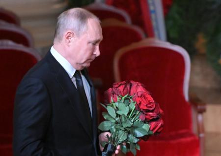 Песков объяснил отсутствие караула при прощании Путина с Жириновским