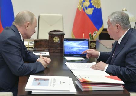 Песков не стал раскрывать детали встречи Путина и Сечина
