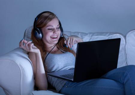 Британский экстрасенс из-за локдауна начала общаться с духами по Skype