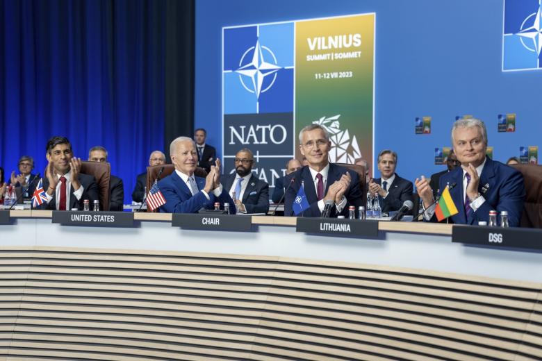Слева направо: премьер-министр Великобритании Риши Сунак, президент США Джо Байден, генеральный секретарь НАТО Йенс Столтенберг и президент Литвы Гитанас Науседа