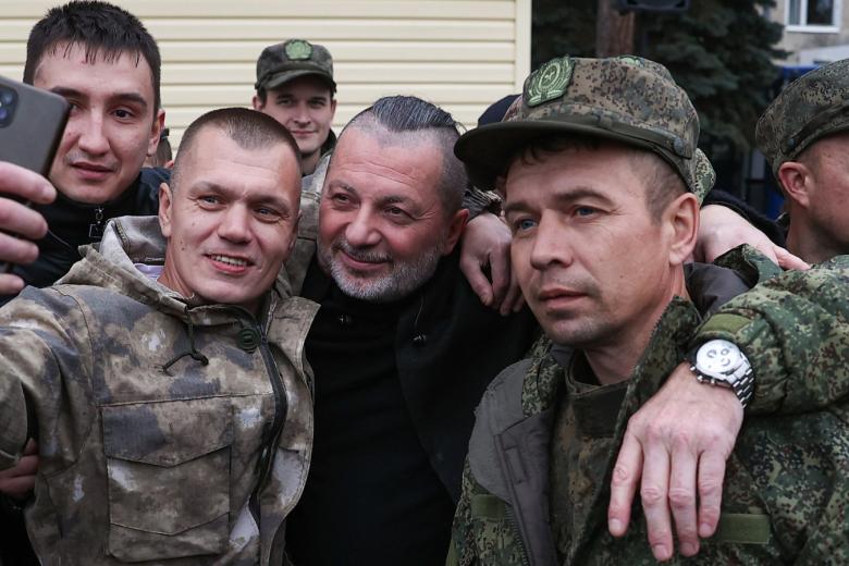 Певец, лидер группы «Агата Кристи» Вадим Самойлов (в центре) и граждане, призванные в Вооруженные силы РФ
