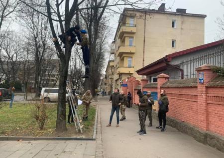 Возле генконсульства РФ на Украине повесили чучело «москаля»