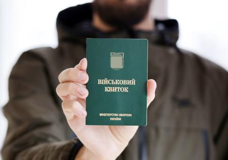 Украинцы в Польше начали получать фейковые повестки с угрозами высылки