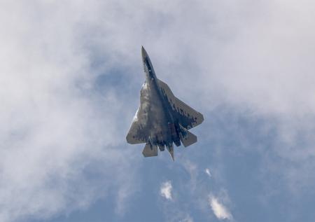 Появились захватывающие кадры первого полета нового истребителя Су-57