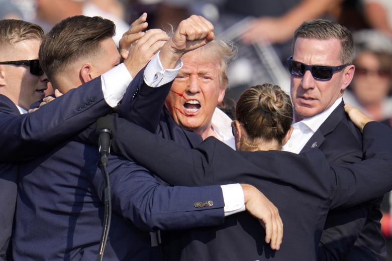 На экс-президента США Дональда Трампа совершено покушение во время предвыборного митинга в штате Пенсильвания
