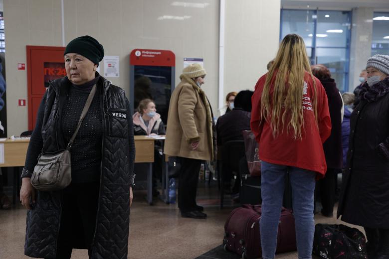 Эвакуированные украинские беженцы на железнодорожном вокзале
