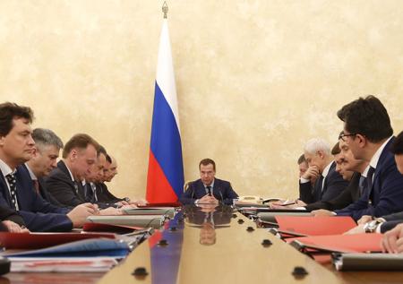 Медведев поручил следить за ценами на материалы для нацпроектов