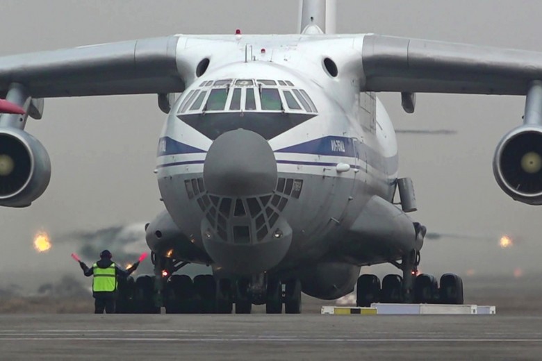 Самолёт Ил-76 Министерства обороны РФ на аэродроме в Алма-Ате