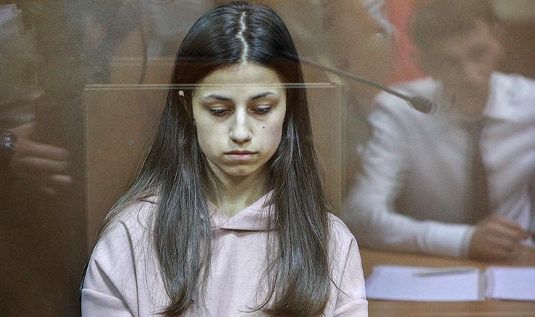 Ангелина Хачатурян во время избрания меры пресечения в суде