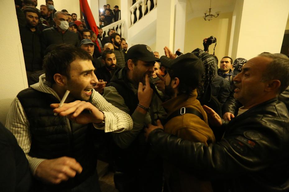 Протесты в здании правительства Армении