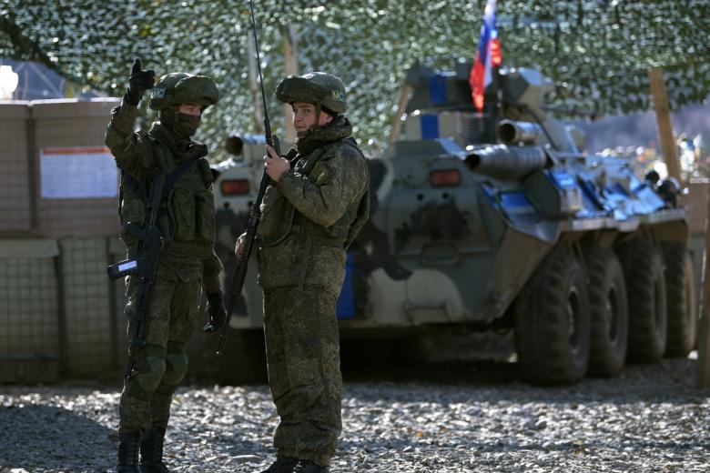 Российские миротворцы на блокпосту на Лачинской дороге
