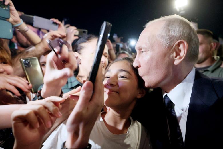 Президент РФ Владимир Путин общается с жителями Дербента в ходе рабочей поездки в Дагестан