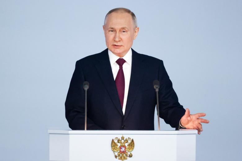 Президент РФ Владимир Путин во время выступления с ежегодным посланием Федеральному собранию РФ в Гостином дворе