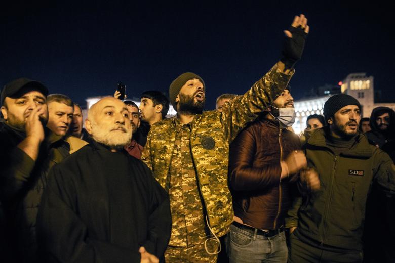 Участники акции протеста возле входа в здание парламента Армении в Ереване