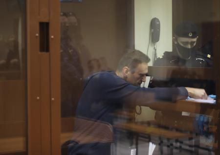 «Я плевать хотел на ваши замечания»: Навальный потребовал перерыв