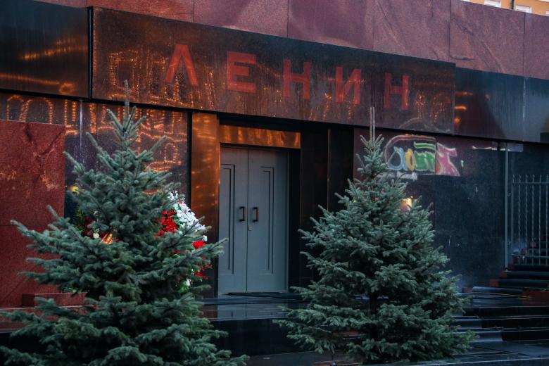 Памятник-усыпальница на Красной площади у Кремлёвской стены в Москве, где с 1924 года в прозрачном саркофаге сохраняется тело Владимира Ленина