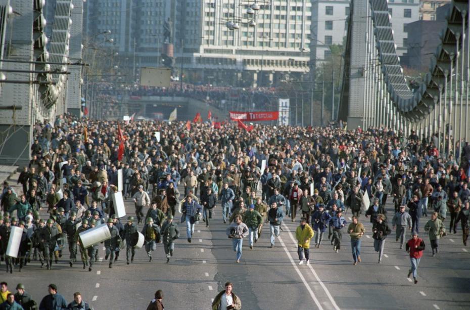 События 21 сентября — 5 октября 1993 года в Москве. Политический конфликт между депутатами Верховного Совета и исполнительной властью России во главе с президентом Борисом Ельциным