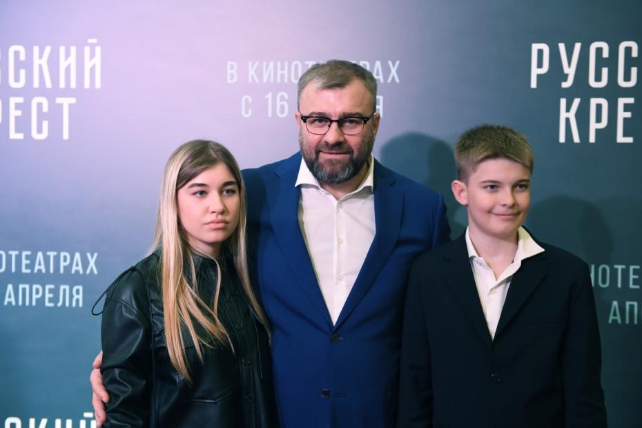 Актер Михаил Пореченков с дочерью Марией и сыном Петром 