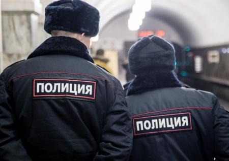 Человек упал на пути на серой ветке московского метро