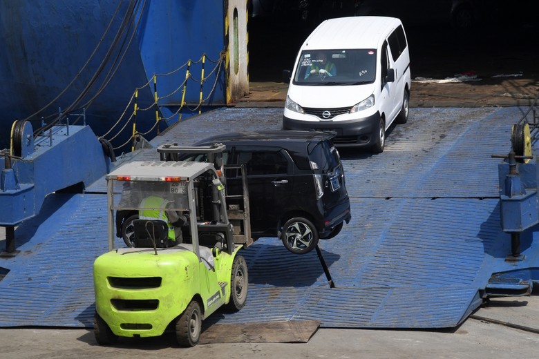 Разгрузка парома с поддержанными японскими автомобилями в порту Владивостока