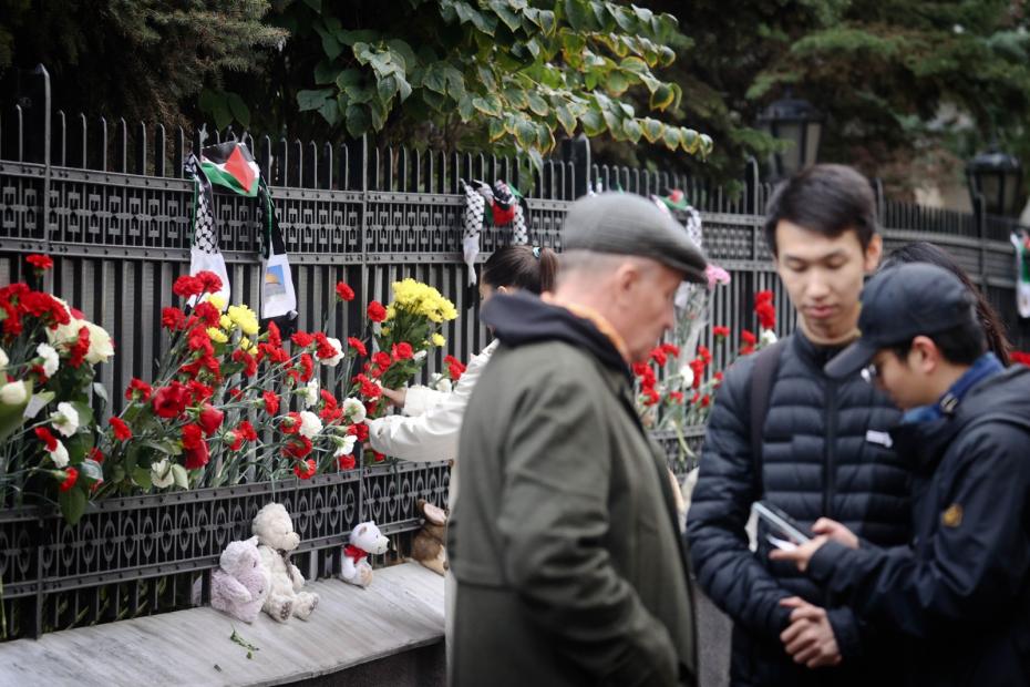 Стихийный мемориал у посольства Палестины в Москве