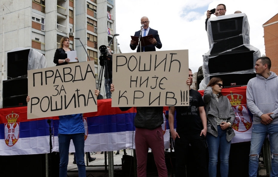 Косовские сербы проводят в городе Косовска-Митровица акцию протеста против действий Приштины в Косово