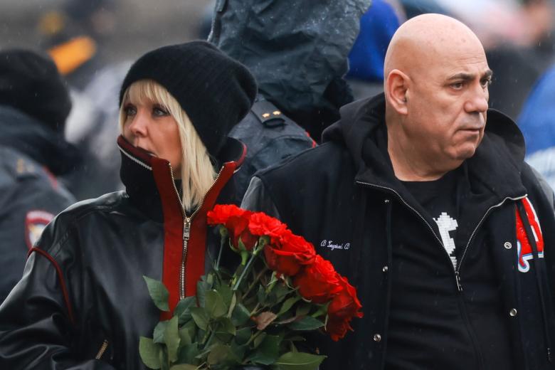 Иосиф Пригожин и его супруга певица Валерия у стихийного мемориала в память о погибших при теракте у здания концертного зала «Крокус Сити Холл»