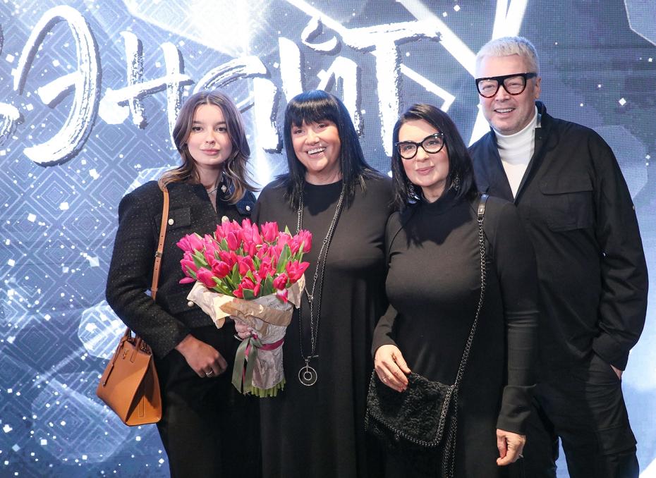 Актеры Екатерина Стриженова и Александр Стриженов и основатель и художественный руководитель балета Todes, хореограф Алла Духова (вторая слева) на премьере спектакля «Инзэнайт» в театре танца Todes