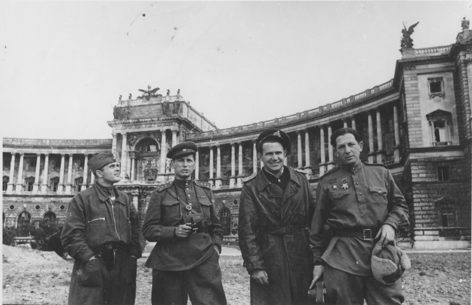  Советский военный фотограф Евгений Халдей (второй справа) и другие журналисты Красной армии в Вене