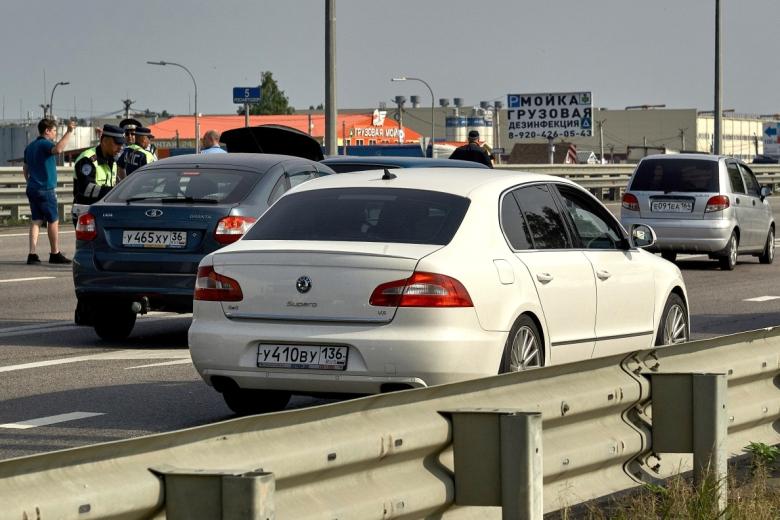 Автомобили на трассе М-4 «Дон» в Воронежской области